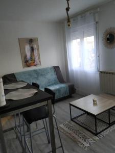 a living room with a couch and a table at Le Victor-Verdure-jardin apaisant in Chartres