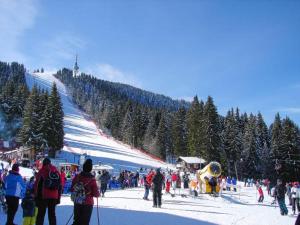 um grupo de pessoas numa pista de esqui coberta de neve em Kris Hotel & Restaurant em Smolyan