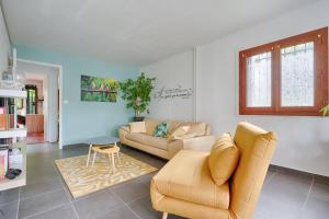 uma sala de estar com um sofá e uma mesa em Le 44 - Appt avec jardin privé em Ris-Orangis