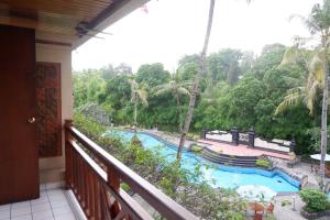 een balkon met uitzicht op een zwembad bij The Jayakarta Yogyakarta Hotel & Spa in Yogyakarta