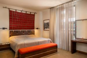 Letto o letti in una camera di Tufenkian Historic Yerevan Hotel