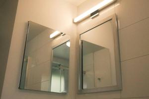 een spiegel aan een muur in een badkamer bij Aloha Beachfront ホノルル - Hawaii Kai in Honolulu +43 foto's