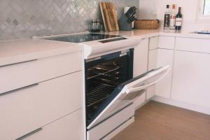 een open keuken met een oven bij Aloha Beachfront ホノルル - Hawaii Kai in Honolulu