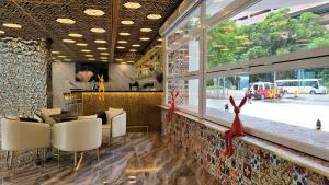 A restaurant or other place to eat at Grand Bay View Hotel