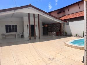 uma casa com uma piscina e um pátio em Casa alto padrão mobiliada em Macapá
