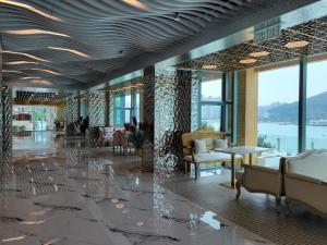 una hall con sedie e tavoli in un edificio di Grand Bay View Hotel a Hong Kong