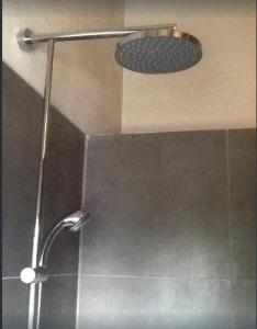 uma casa de banho com uma cabeça de chuveiro em Les Faveyrolles à Labeaume em Labeaume