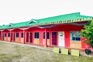 czerwony budynek z zielonym dachem w obiekcie Tangkak Mawadahh Inn Stay w mieście Tangkak
