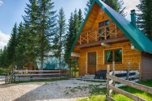 a log cabin with a fence in front of it at Ville Uskoci in Žabljak