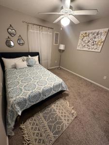 1 dormitorio con 1 cama y ventilador de techo en Heart of Destin 3 Bed 2.5 bath. W/2 parking space en Destin