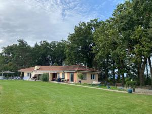 a small house with a large green yard at Appartement Villa du Golf in Payerne