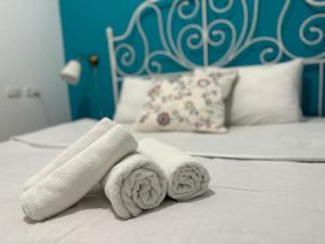 un par de toallas sentadas en una cama en רגע של מדבר en Yeruham