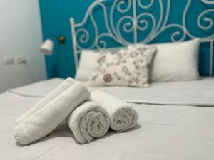 un par de toallas sentadas en una cama en רגע של מדבר en Yeroẖam