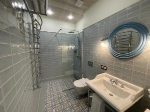 uma casa de banho com um lavatório, um WC e um espelho. em WineGarden em Mukacheve
