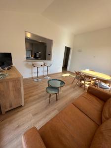 a living room with a couch and a table at Appartamento con terrazzo in Orvieto