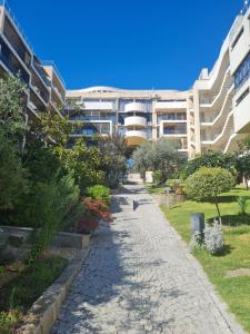 una calle frente a un edificio de apartamentos en Dolce Vita 2, Appartement, en Sveti Vlas