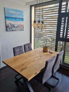 una mesa de madera en un comedor con sillas en Dolce Vita 2, Appartement, en Sveti Vlas