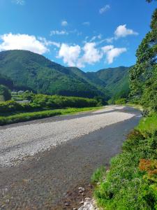 田辺市にある民宿 和合 Minshuku WAGOの山を背景にした川