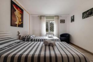 1 dormitorio con 2 camas y toallas. en Appartamenti Montefelice, en Bardolino