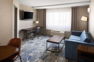 TV a/nebo společenská místnost v ubytování Four Points by Sheraton Edmonton South