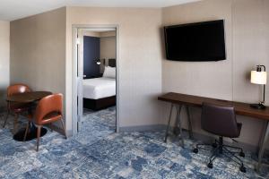TV a/nebo společenská místnost v ubytování Four Points by Sheraton Edmonton South