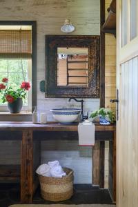 a bathroom with a sink and a mirror at Bratkowa Chata in Binczarowa