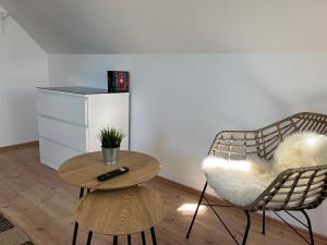 een woonkamer met een tafel en een stoel bij Deich Connect 9.4 in Dorum Neufeld