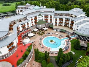 una vista aérea de un hotel con piscina en Lotus Therme Hotel & Spa en Hévíz