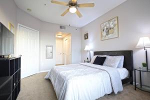 Säng eller sängar i ett rum på Radiant 1BR Apartment Near Dallas Galleria