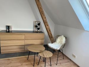 2 Stühle und ein Tisch in einem Zimmer in der Unterkunft Deich Connect 9.4 in Dorum Neufeld