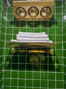 una pila de toallas en un estante del baño en -10% Căn hộ 2 ngủ ngay trung tâm Ocean Park 1, en Gia Lâm Pho