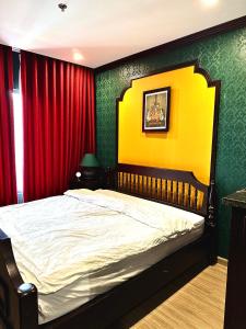 1 dormitorio con 1 cama grande y cortinas rojas en -10% Căn hộ 2 ngủ ngay trung tâm Ocean Park 1, en Gia Lâm Pho