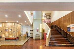 eine Treppe in einem Gebäude mit Lobby in der Unterkunft 苏州华侨饭店 in Suzhou