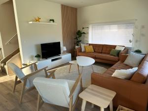 un soggiorno con divano e tavolo di Villa Vief Lommel a Lommel
