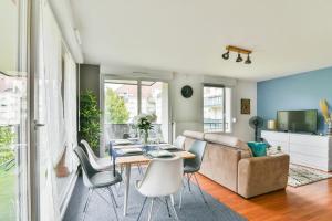 ein Wohnzimmer mit einer Couch und einem Tisch und Stühlen in der Unterkunft Le Chill&Chic Terrasse - Parking in Colmar