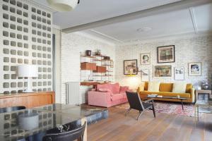 sala de estar con mesa y sofá en Dear Oldie Apartment by FeelFree Rentals, en San Sebastián