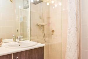 ein Badezimmer mit Waschbecken und Dusche in der Unterkunft Le Chill&Chic Terrasse - Parking in Colmar + 42 Fotos