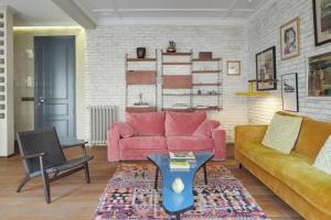sala de estar con sofá rosa y mesa en Dear Oldie Apartment by FeelFree Rentals, en San Sebastián