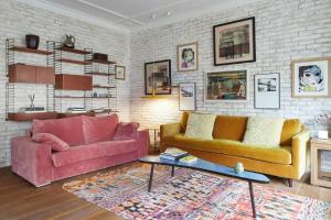 ein Wohnzimmer mit 2 Sofas und einem Tisch in der Unterkunft Dear Oldie Apartment by FeelFree Rentals in San Sebastián