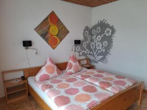 - une chambre avec un lit et une peinture murale dans l'établissement Ferienwohnung Gottal Christine, à Neuschönau