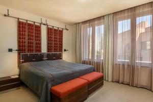 Letto o letti in una camera di Tufenkian Historic Yerevan Hotel