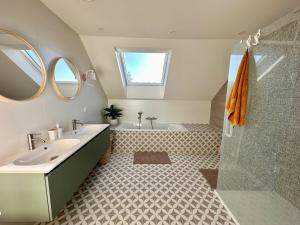 La salle de bains est pourvue d'un lavabo, d'une baignoire et d'une douche. dans l'établissement Villa Vief Lommel, à Lommel