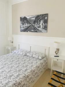 een slaapkamer met een bed en een foto aan de muur bij Milano Central in Milaan