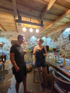 Un uomo e una donna in piedi in un bar di KHORGO a Gori