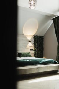 巴雅斯普里耶的住宿－Casa Cerbului，一间卧室配有一张带绿色棉被的床
