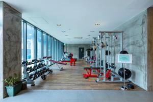 einen Fitnessraum mit Laufbändern und Maschinen in einem Gebäude in der Unterkunft Mate Hotel Paju in Paju