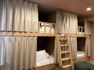 東京にあるTHE BONDS HOTEL TOKYO - Vacation STAY 48446vのカーテン付きの客室で、二段ベッド2台が備わります。