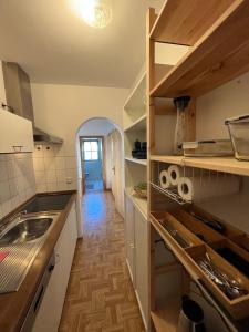 een keuken met een wastafel en een aanrecht bij Haus Kurz - Kurz Nadine in Walchsee