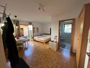 een slaapkamer met een bed, een bureau en een tafel bij Haus Kurz - Kurz Nadine in Walchsee
