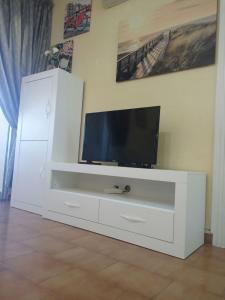 un centro de entretenimiento blanco con TV de pantalla plana. en Espectaculares vistas mar Mediterraneo, en La Manga del Mar Menor